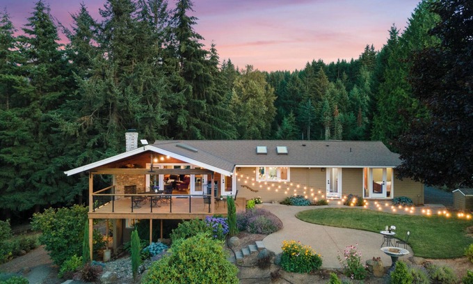 Hillsboro Casa | Hidden Haven - A Secluded Luxury Retreat in Willamette Valley