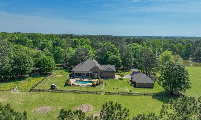 Stanfield Casa | Hidden Haven on 9 acre, pond, barn and more, sleeps 20