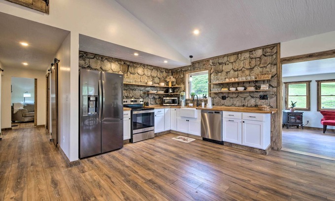 Dundee Casa | 'Hidden Hollow' Family Home w/ Mod Interior!