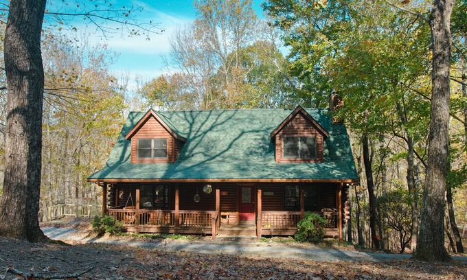 Tate Cabina | Hidden Honey Hole Cabin: 4 BEDROOM, POOLS, TENNIS/PICKLEBALL, HIKING, LAKE AREA