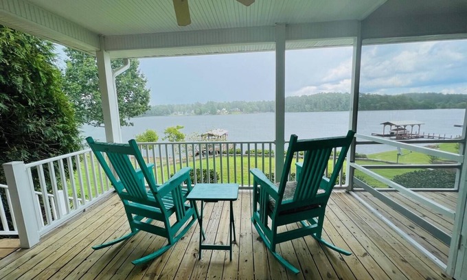 Waterloo Casa | Lakefront Cottage, Familiar y Admite Mascotas, con Sunrise Views And Loft