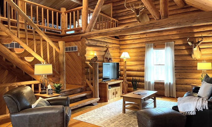 Goshen Casa | Hidden Log Cabin | Hot Tub | Ping Pong | Family |