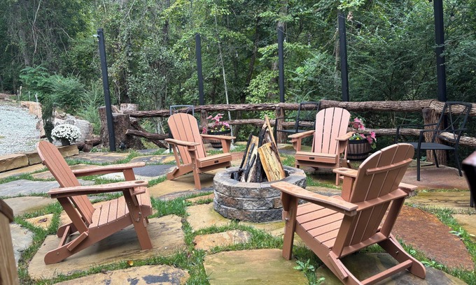 Wiley Casa | Hidden, Modern Cozy Cottage, Fire Pit, & Grill