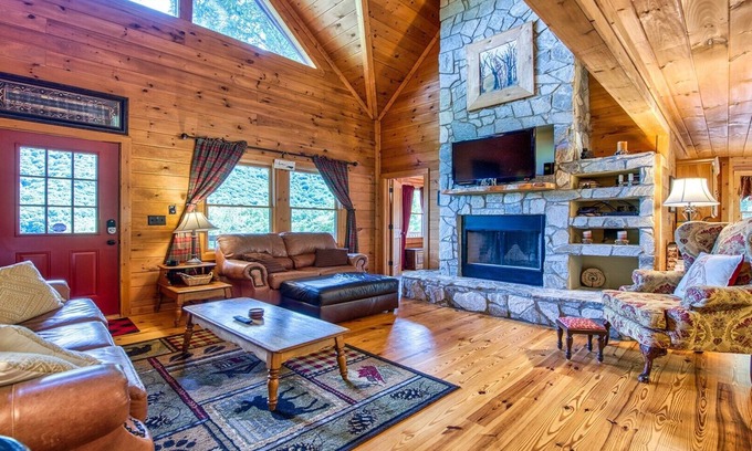 Maggie Valley Cabina | Hidden Mountain Respite - 5 bedrooms, 2 Bath, Game Room, Hot Tub, Firepit,