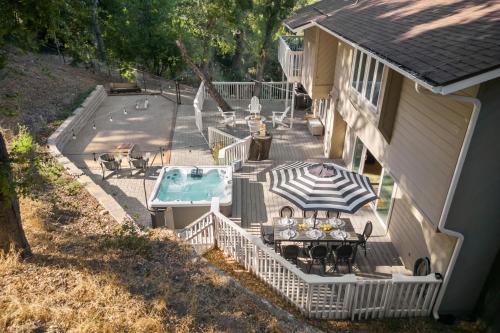 Atascadero Casa | Hidden Oaks Farmhouse by AvantStay Hot Tub Deck