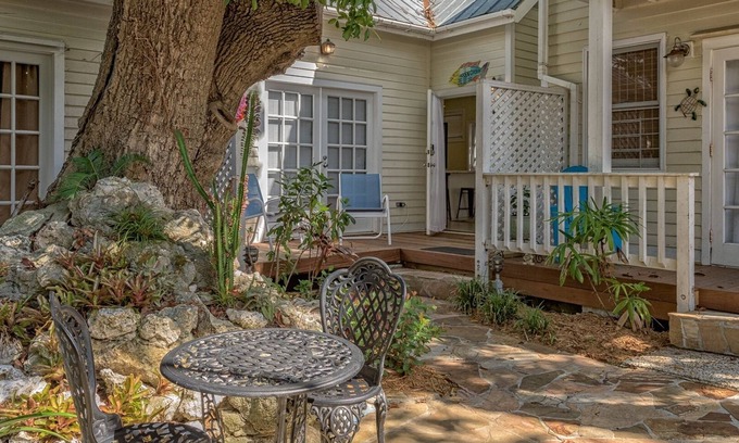 Old Town Cabaña | HIDDEN OASIS 3 blocks from Duval