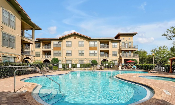 Wellington Apartamento | Hidden Paradise in Bella Piazza | Lake View