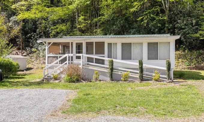 Sylva Casa | ¡¡¡Cotizada recientemente!!! "Streams & Dreams" Riverfront Home