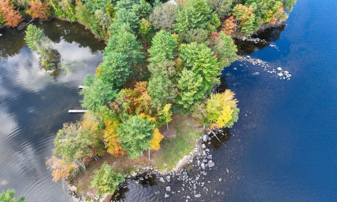 North Bridgton Casa | Hidden Shores | Lakefront | 1.6 Acre Peninsula