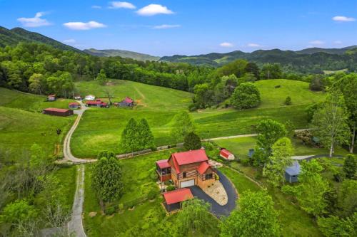 Walland Casa | Hidden Star Hideaway-Blackberry Farm-Smoky Mtn Nat Park-Hot Tub- Fire Pit- Fenced Yard- Pet Friendly