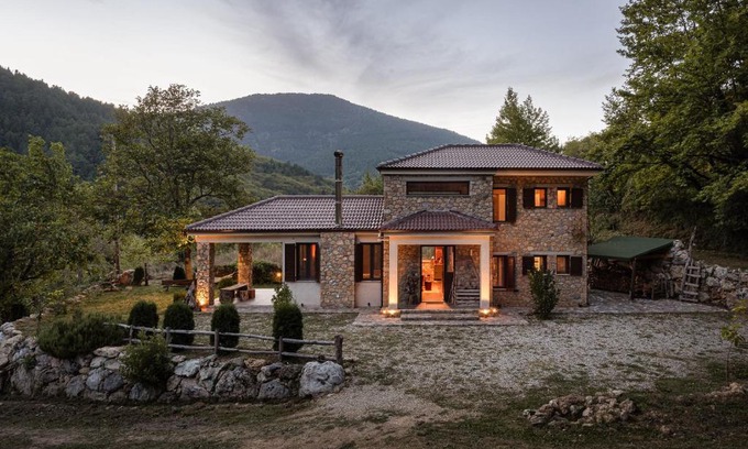 Zarouhla Apartamento | Hidden Stone Chalet