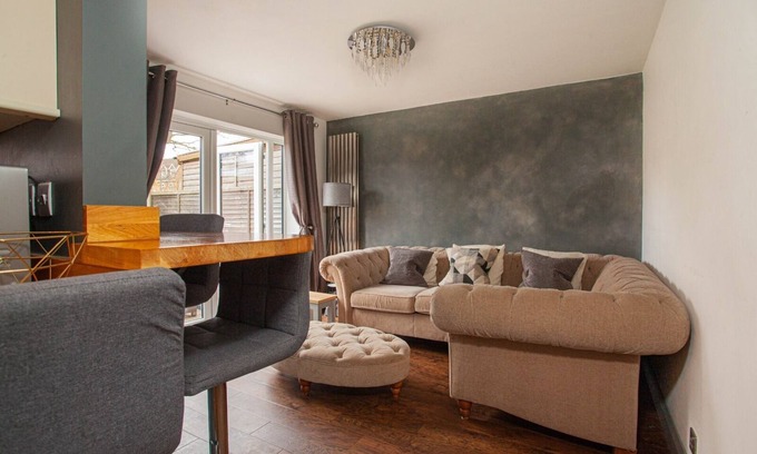 Bracknell Casa | Hide Away House with Hot Tub and Driveway