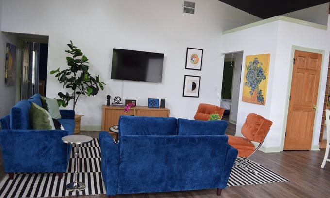 Bentonville Casa | Hide & Chic Modern Escape in Little Flock. Peaceful Location, Games, Sleeps 6