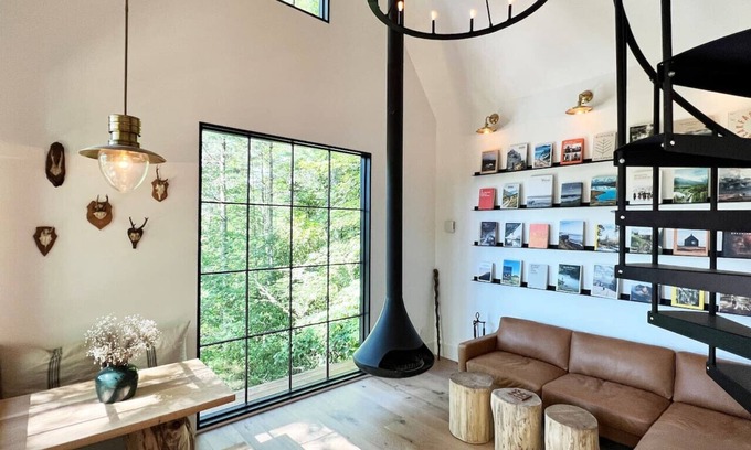 Highlands Hills Cabina | Hide Inn Seek Hillside Treehouse - 1.5mi to Main St