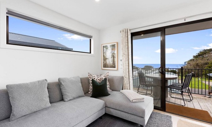 Apollo Bay Cabina | Hideaway by the Bay - in a popular caravan park