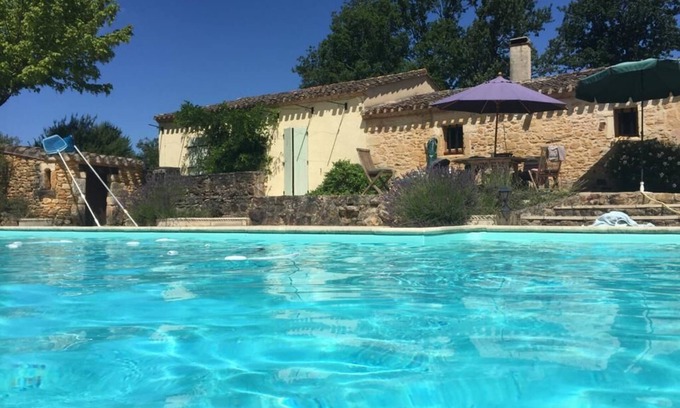 Biron Cabaña | Hideaway Gite nestling under a magnificent 12th C. Chateau in beautiful Perigord