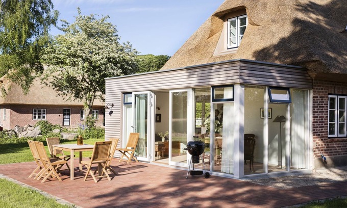 Holzdorf Casa | Hideaway under thatch for large families with sauna and stove