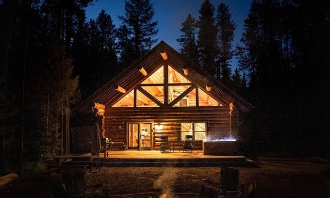 West Glacier Casa | Hideaway - West Glacier Log Home – Private Hot Tub