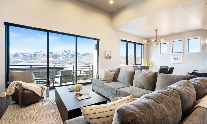 Hideout Casa | Hideout Haven: Luxe Retreat w/ Lake View & Hot Tub