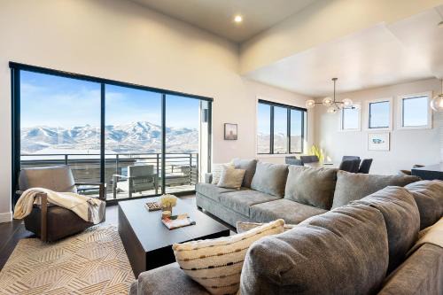 Hideout Casa | Hideout Haven Luxe Retreat with Lake View and Hot Tub
