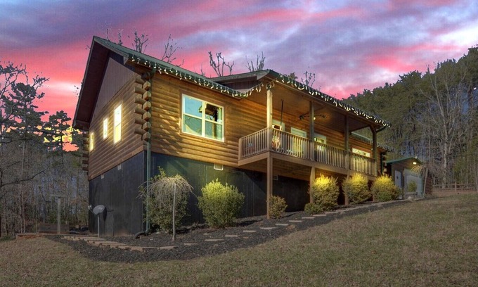 Dahlonega Cabina | Epic Cabin Vibes! Game Room, Hot Tub, Dog friendly, Firepit, near Wineries!