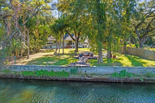 Old Seminole Heights Casa | Hideout on the Hillsborough is a Gorgeous Renovated 3BR Pet Friendly Home on the Hillsborough River located in the North End of Seminole Heights