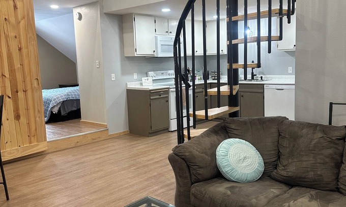 Thief River Falls Condominio | hief River Falls Cozy 2 Bdrm Condo: Loft Bedroom, River Views & Train Charm