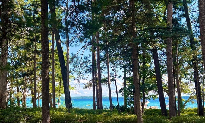 Higgins Lake Cabaña | Higgins Lake Waterfront. Clean! Updated! Private Dock, Sandy Beach, boat mooring