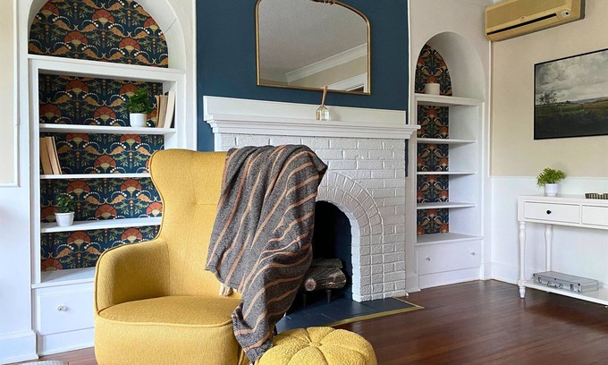North of Grand Apartamento | High Brick Haven near Ingersoll - Where Vintage Vibes & Comfort Collide!