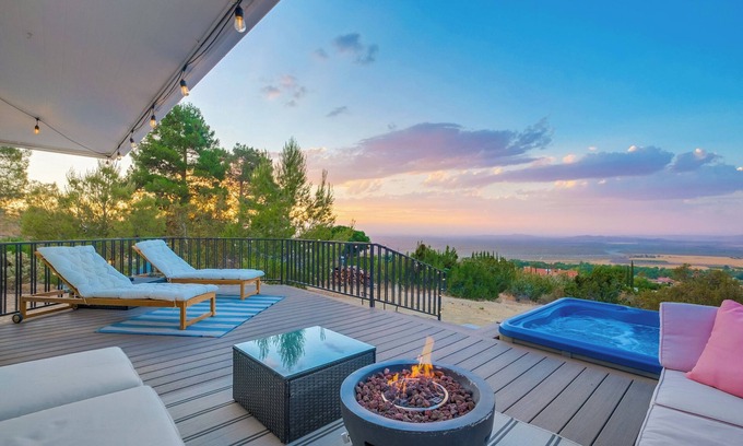 Llano Casa | High Desert Scenic Getaway! Hot Tub, BBQ, Fire Pit - 80 mins from LA