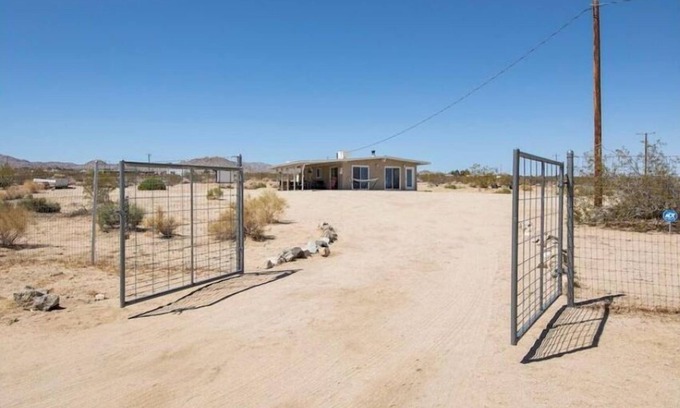 Landers Cabina | HIGH DESERT VISTAS 1960 HOMESTEAD CABIN ON 5 ACRES