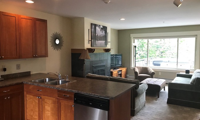 Carrabassett Valley Condominio | High End 3 dormitorios y 3 baños de esquí de entrada / salida condominio con jacuzzi privado en la cubierta trasera!