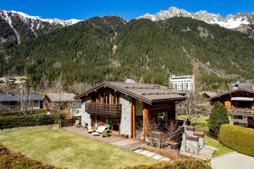 Les Praz-de-Chamonix Villa | High-End 6BR Chalet with Garden and Mont-Blanc Views
