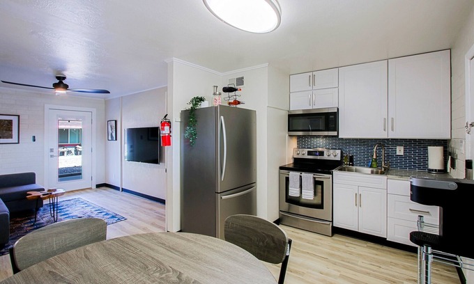 Scottsdale Apartamento | High End Area, Live & Work in this Cute 1 Bedroom!