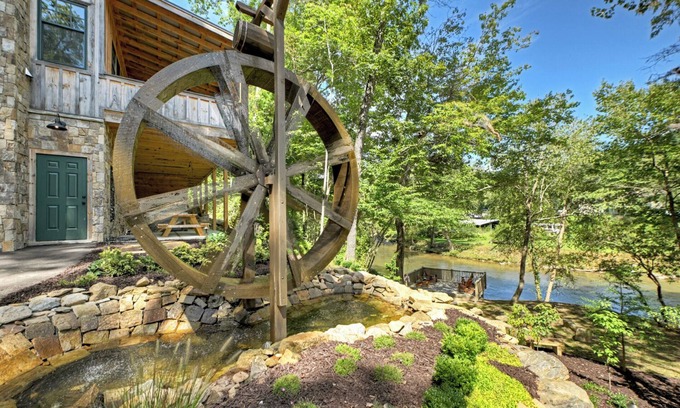 East Ellijay Cabina | High-end custom cabin that sits on the Cartecay River, hot tub, firepit