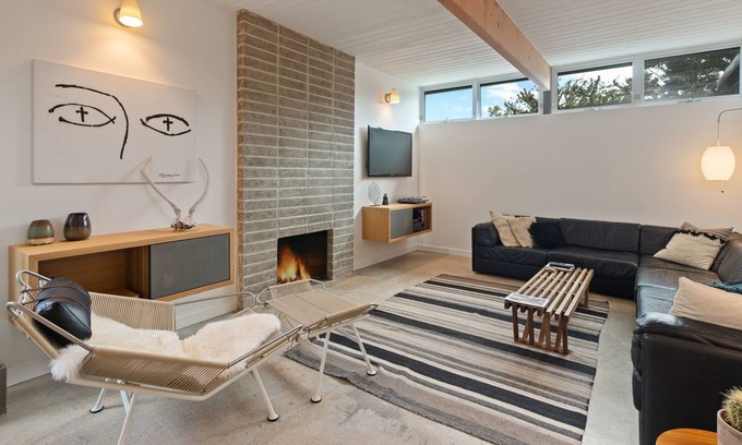 Newport Shores Casa | High-End Designer Retreat | Modern New-Build & Home Office | Walk to Beach