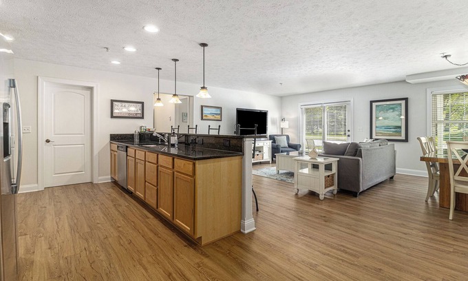 Traverse City Condominio | High-End Downtown Traverse City Ground Floor Condo on Quiet Street