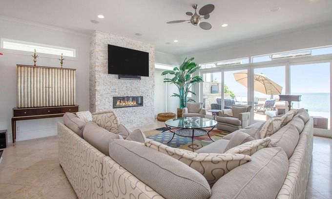 Grand Beach Casa | High-end lakefront home with poker table, infinity pool, pool table & WiFi