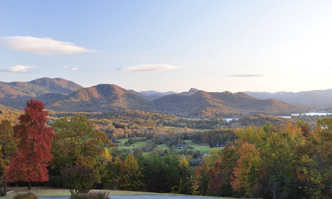Hayesville Casa | High-end large quiet home with amazing long-range views, close to Lake Chatuge