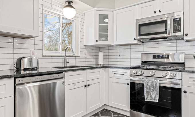 Taylor Casa | High End Finishes - Entire 3 Bed 2 Bath Ranch Home