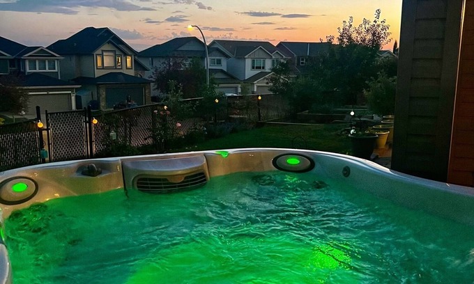 Cochrane Casa | High-End Suite with Mountain Scenery & Spa Hot Tub