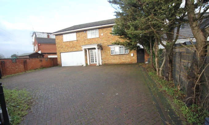 Hillingdon Casa | High Gables House -A Spacious Four Bedroom home located in Uxbridge.