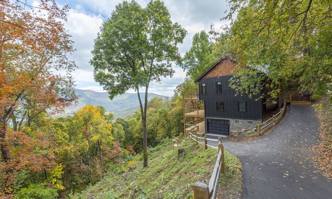 Laurel Ridge Casa | High Lake Lodge | Hot Tub & Mountain Views!