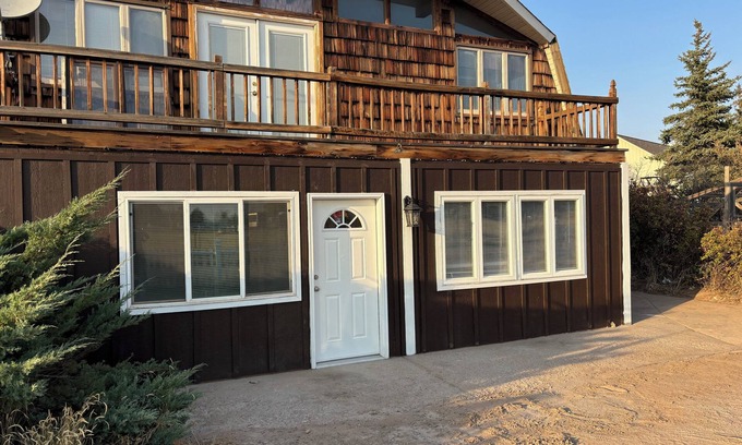 Laramie Cabaña | High Plains Getaway 4-bedroom 2 full bath in Laramie.