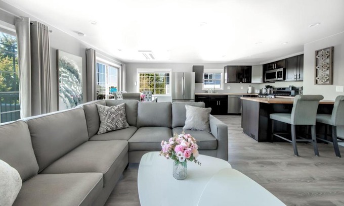 Riverview Casa | High Point Guesthouse - Next to Seattle Chinese Garden