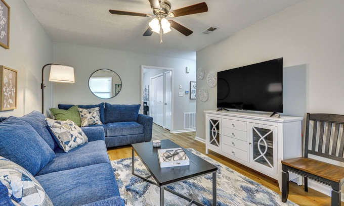 High Point Casa | High Point Townhome w/ Patio, 1 Mi to Main Street!