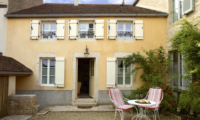 Meursault Apartamento | Chez Hall, La Petite Maison 17 de c charmimg Cottage, pueblo Meursault, 2 plazas