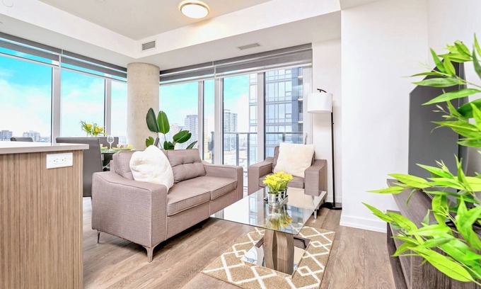 Kitchener Apartamento | High Rise Condo w Balcony & Breathtaking Views