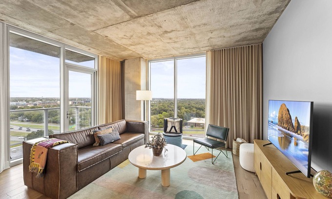 Rainey Street Historic District Condominio | High Rise in the heart of ATX