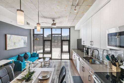 Five Points South Apartamento | High-Rise Living Sleek n Cozy Minutes from UAB